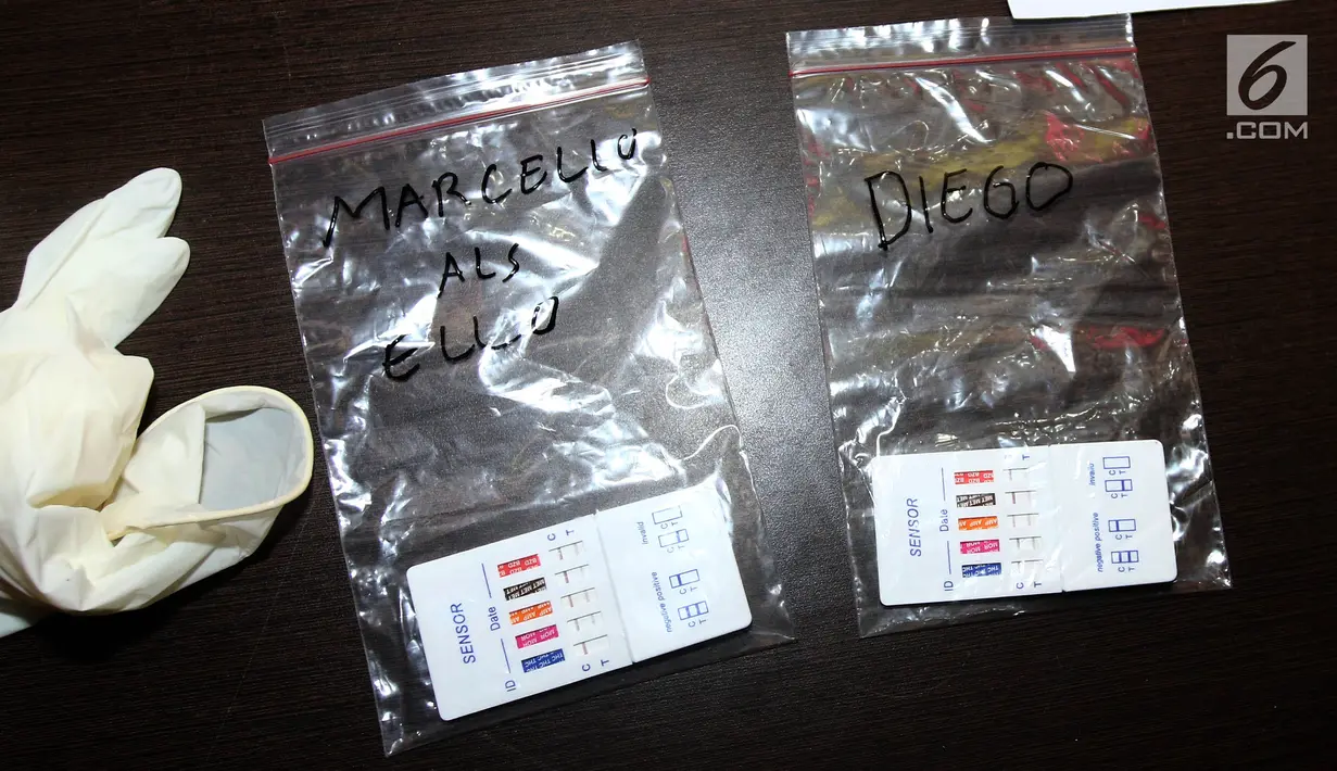 Barang bukti ditampilkan saat rilis penangkapan narkoba di Polres Jakarta Selatan, Jumat (11/8). Ello ditetapkan sebagai tersangka kepemilikan narkoba 2 paket ganja dibawah 5 gram. (Liputan6.com/Herman Zakharia)