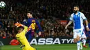 Pemain Barcelona, Lionel Messi  (dua kiri) saat mencetak gol ke gawang Leganes di Stadion Camp Nou, Barcelona, Spanyol, Sabtu (7/4). Barcelona sukses menghajar tamunya dengan skor 3-1. (AP Photo/Manu Fernandez)