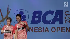 Ganda Campuran Indonesia, Tontowi Ahmad/Liliyana Natsir memegang medali juara usai mengalahkan Ganda Campuran asal China Zheng Siwei/Chen Qingchen 22-20 21-15 dalam final BCA Indonesia Open 2017 di Jakarta, Minggu (18/6). (Liputan6.com/Faizal Fanani)