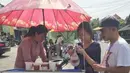 Perempuan kelahiran 29 Agustus 1989 juga tak gengsi jajan pinggir jalan. Ia melarisi penjual bubur sumsum yang berjualan naik motor. Momen Sarwendah beli jajan pinggir jalan ini curi perhatian. (Liputan6.com/IG/sarwendah29)