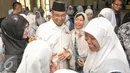 Sejumlah guru berebut untuk bersalaman dan berfoto bersama Cagub DKI Jakarta, Anies Baswedan, Jakarta, Selasa (7/2). Dalam kesempatan tersebut, Anies Baswedan temui guru-guru Raudhatul Athfal se-Jakarta Timur. (Liputan6.com/Yoppy Renato)