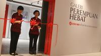 Presiden Direktur Bank OCBC NISP, Parwati Surjaudaja (kiri), bersama Komisaris Independen, Betti S Alisjahbana (kanan) memotong pita saat meresmikan Galeri Perempuan Hebat di Gedung Sarinah Thamrin, Jakarta, Kamis (3/11/2022). (Liputan6.com)