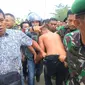 Adrianus Pattian, mantan TNI pelaku penculikan dan pedofil 6 bocah di Kendari, berhasil ditangkap saat bersembunyi di rumah warga. (Liputan6.com/ Ahmad Fua)