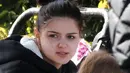 Ariel Winter percaya diri keluar rumah dengan jaket hitam dan rambut yang dikuncir. (Daily Mail)