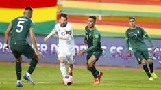 Striker Argentina, Lionel Messi, berusaha melewati pemain Bolivia pada laga kualifikasi Piala Dunia 2022 di Estadio Hernando Siles, Rabu (14/10/2020). Argentina menang dengan skor 2-1. (AP/Juan Karita)