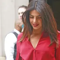 Ini gaya Priyanka Chopra dan Meghan Markle dengan rok kulit (instagram/priyankanetwork)