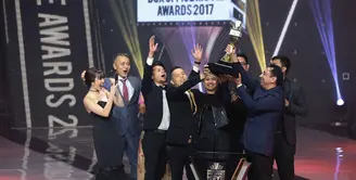 Di ajang penghargaan Indonesia Box Office Movie Awards 2017, film Cek Toko Sebelah menang sebagai Film Box Office Terbaik. Selain itu, menang dalam kategori Poster terbaik dan Penulis Skenario Terbaik oleh Ernest Prakasa. (Deki Prayoga/Bintang.com)