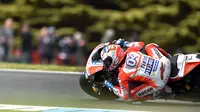 Pembalap Ducati, Andrea Dovizioso finis urutan ke-13 MotoGP Australia 2017 di Sirkuit Phillip Island, Minggu (22/10/2017). (PAUL CROCK / AFP)