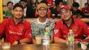 Ibnu Jamil (kiri), Rian d'Masiv (tengah), dan Mario Delano berfoto bersama saat Roaring Night Liga Inggris antara Manchester City melawan Manchester United di Picth 98, Kemang, Jakarta, Minggu (03/03/2024) malam WIB. (Bola.com/Abdul Aziz)