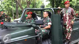 Panglima TNI Jendral Gatot Nurmantyo menaiki mobil saat tiba di lapangan Kopassus grup 1, Serang,  Banten, Minggu (30/10). Gatot mengimbau TNI siap menjaga kesatuan dan persatuan  dalam pelaksanaan Pilkada. (Liputan6.com/Helmi Affandi)