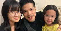 Musisi Ibrahim Imran atau lebih kerap disebut Baim, baru saja genap 48 tahun. Pada hari lahirnya, istri dari Artika Sari Devi itu mendapat kejutan manis dari putri-putrinya. Berikut beberapa potretnya. [Instagram/artikasaridevi]