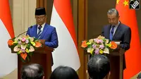 Konferensi pers oleh Menteri Luar Negeri RI Sugiono (kiri) dan Menteri Luar Negeri RRT Wang Yi (kanan) usai pertemuan keduanya di Beijing, Senin (21/4/2025). (Dok. Live Streaming)