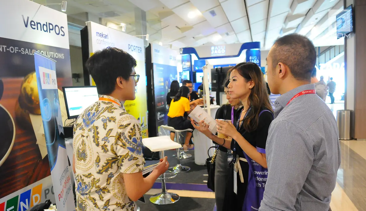 Pengunjung mengunjungi salah satu stan pameran ivent Mekari di Jakarta, Kamis (25/4). Dalam ivent tersebut, Bank Mandiri berharap dapat memperkuat kapasitas UKM dalam mengembangkan bisnis melalui pemanfaatan teknologi digital. (Liputan6.com/Angga Yuniar)