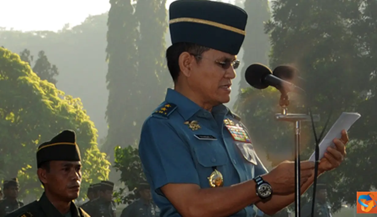 Citizen6, Jakarta: Amanat Panglima TNI Laksamana TNI Agus Suhartono, oleh Kapuspen TNI Laksamana Muda TNI Iskandar Sitompul pada upacara bendera 17 - an di Lapangan Upacara Mabes TNI Cilangkap, Jakarta, Senin (18/6). (Pengirim: Badarudin Bakri Badar).