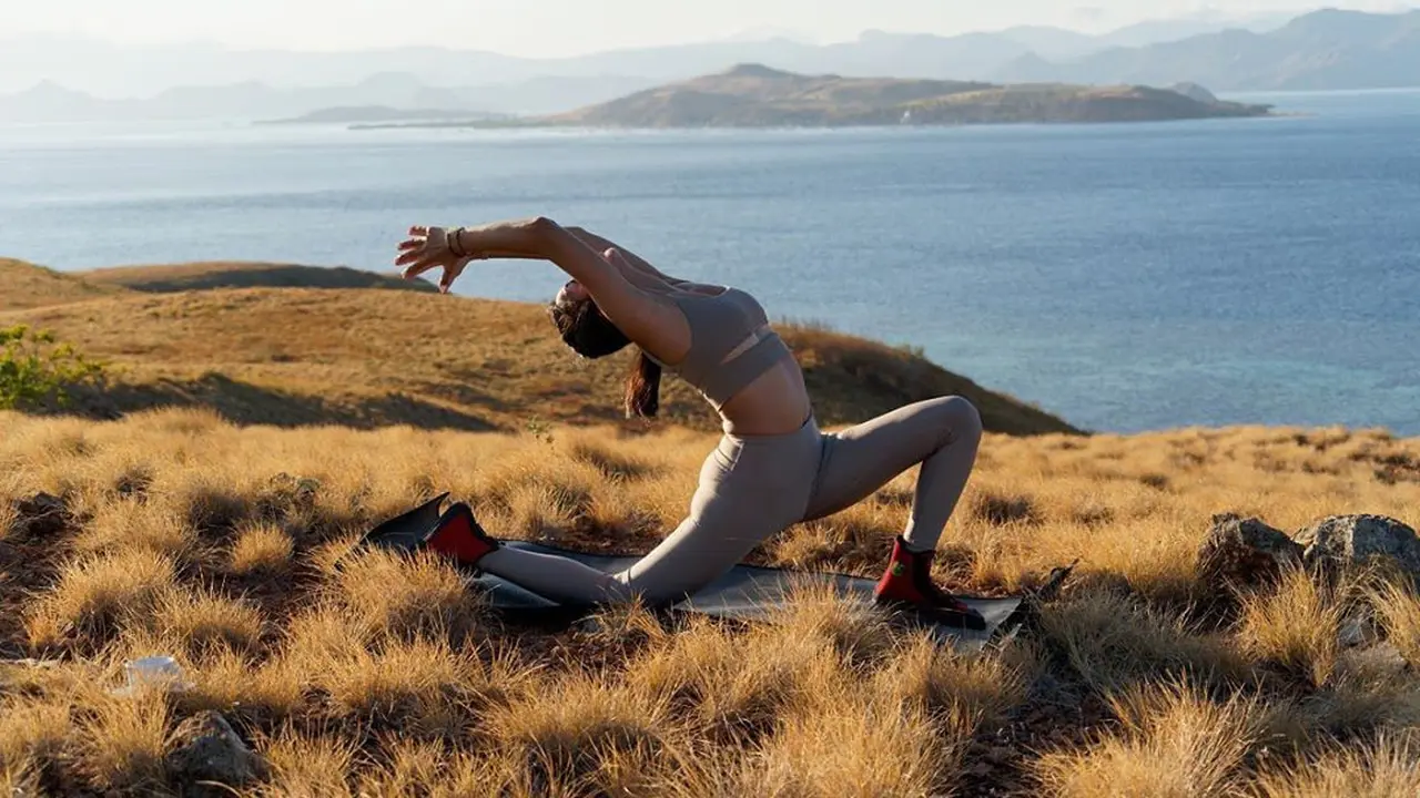6 Potret Kirana Larasati saat Yoga di Alam Bebas, Makin Memesona