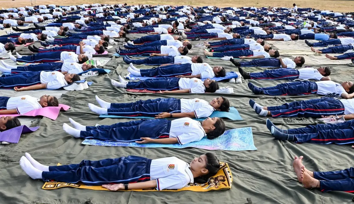 <p>Maharsi mengartikan bahwa olahraga ini adalah sebuah penghentian gerak pikiran dan ajarannya menjadi tradisi meditasi serta ritual di kalangan umat Hindu. Kendati demikian, hingga kini para pakar dan sejarawan belum berhasil menentukan kapan persisnya olahraga ini tercipta. (NOAH SEELAM/AFP)</p>
