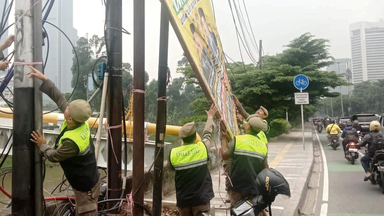 Satpol PP DKI Jakarta menurunkan 2.792 atribut partai politik.