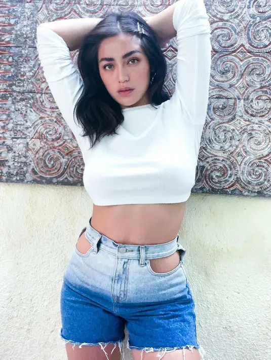 Kali ini Jessica Iskandar tampil mengenakan crop top lengan panjang berwarna putih yang dipadukannya dengan celana jeans pendek. Foto: Instagram.