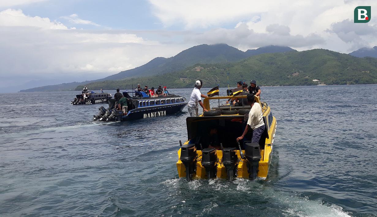 Skuad Malut United diangkut beberapa speed boat untuk menuju ke Tidore, Maluku Utara. (Bola.com/Okie Prabhowo)
