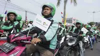 Driver Grab berpartisipasi pada pawai obor Asian Games 2018 di Bandar Lampung, Rabu (8/8/2018). (Bola.com/Reza Bachtiar)