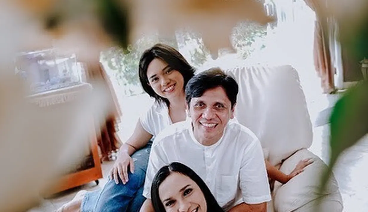 Gaya Shahnaz, Gilang Ramadhan, dan putri keduanya, Charlotte Fatima Haque Ramadhan kompak tersenyum ke arah kamera. (Foto: Instagram/@shahnaz.haque)