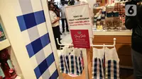 Salah satu gerai menyediakan kantong belanja dari kertas untuk pengunjung Mall Grand Indonesia, Jakarta, Rabu (1/7/2020). Hari pertama larangan penggunaan kantong plastik di Jakarta, pusat perbelanjaan ini menerapkan penggunaan kantong belanja ramah lingkungan (KBRL). (Liputan6.com/Faizal Fanani)