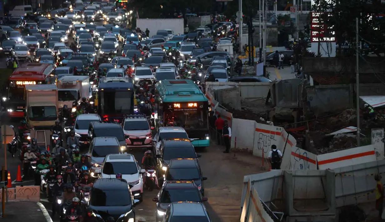 Potret kepadatan arus lampau lintas di simpang ruas jalan sekitar Stasiun MRT Fatmawati dan Jalan Raya TB Simatupang menuju Lebak Bulus, Jakarta, Senin (15/9/2025) sore hari. (pendapatsaya.com/Budy Santoso)