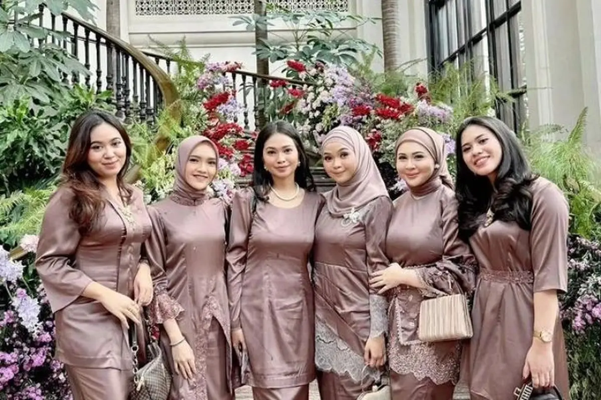 7 Model Baju Bridesmaid Bahan Satin Polos, Tampil Modis dan Cantik
