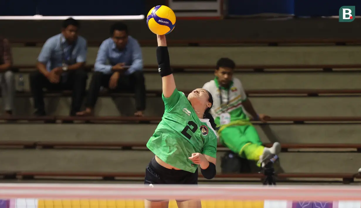 Pemain bola voli putri Indonesia, Ratri Wulandari melepaskan serve saat menghadapi Myanmar pada laga ketiga Grup A SEA Games 2023 di Olympic Complex Indoor Stadium, Phnom Penh, Kamboja, Kamis (11/5/2023). Tim bola voli putri Indonesia menang 3-0 (25-9, 25-9, 25-15). (Bola.com/Abdul Aziz)
