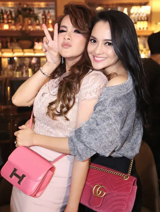 Ririn Ekawati tampil dengan mengenakan baju warna grey. "happy birthday to the hottest mom evah @ollaramlanaufar Doa yg baik2 buat bungasssss 💝," tulis Ririn. (Instagram/ririnekawati)