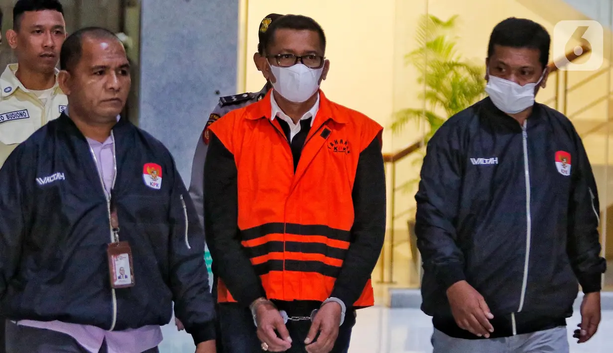 Bupati Kepulauan Meranti, Riau periode 2021 s/d 2024 Muhammad Adil (tengah) digiring petugas usai menjalani pemeriksaan terkait Operasi Tangkap Tangan (OTT) di Gedung Merah Putih Komisi Pemberantasan Korupsi (KPK), Jakarta, Jumat (7/4/2023) malam. (Liputan6.com/Angga Yuniar)
