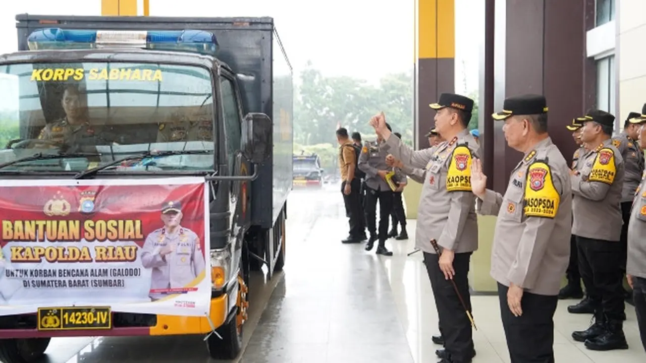 Kapolda Riau melepas bantuan untuk korban banjir bandang di Sumatra Barat.