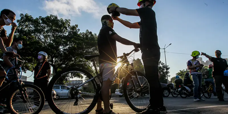 Pandemi Covid-19, Pengendara Sepeda di Manila Dapat Helm Gratis