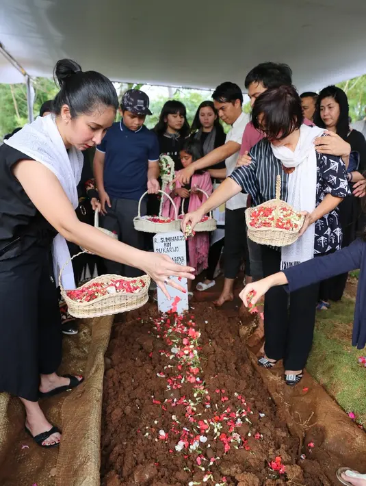 Saat berada di ruang isolasi, sang ayah meminta kepada anak-anaknya untuk masuk dan menemaninya di dalam ruangan tersebut. (Daniel Kampua/Bintang.com)