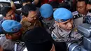 Gubernur nonaktif DKI Jakarta Basuki Tjahaja Purnama (Ahok) memenuhi panggilan penyidik Bareskrim Mabes Polri, Jakarta, Selasa (22/11). Ahok yang diperiksa sebagai tersangka kasus dugaan penistaan agama ini enggan berkomentar. (Liputan6.com/Johan Tallo)