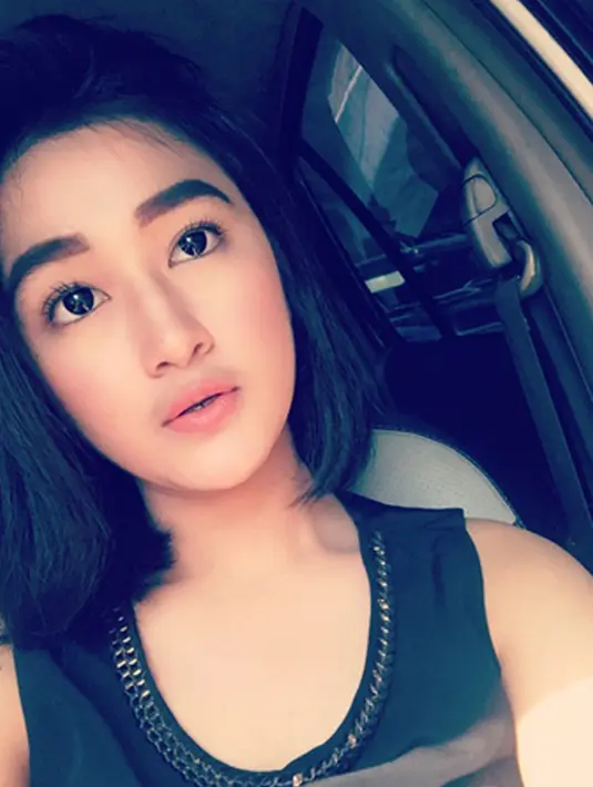 Ekspresi Bripda Muthia saat berselfie dengan busana berwarna hitam. Polwan cantik ini dikabarkan mengalami penganiayaan oleh rekan sesama polisi berpangkat Ajun Komisaris Besar Polisi (AKBP) berinisial BH. (Istimewa)