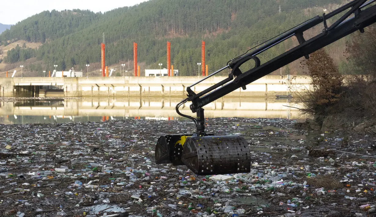 Sampah menyumbat Sungai Drina dekat Kota Visegrad, Bosnia, Selasa (5/1/2021). Negara-negara Balkan memiliki pengelolaan limbah yang buruk dan berton-ton sampah secara rutin berakhir di sungai. (AP Photo/Eldar Emric)