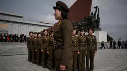 Tentara wanita Korea Utara berkumpul setelah memberi penghormatan kepada patung-patung pemimpin Korea Utara Kim Il Sung dan Kim Jong Il di Pyongyang (15/4). Hari ulang tahun Kim Il Sung merupakan salah satu hari libur di Korea Utara. (AFP Photo/Ed Jones)