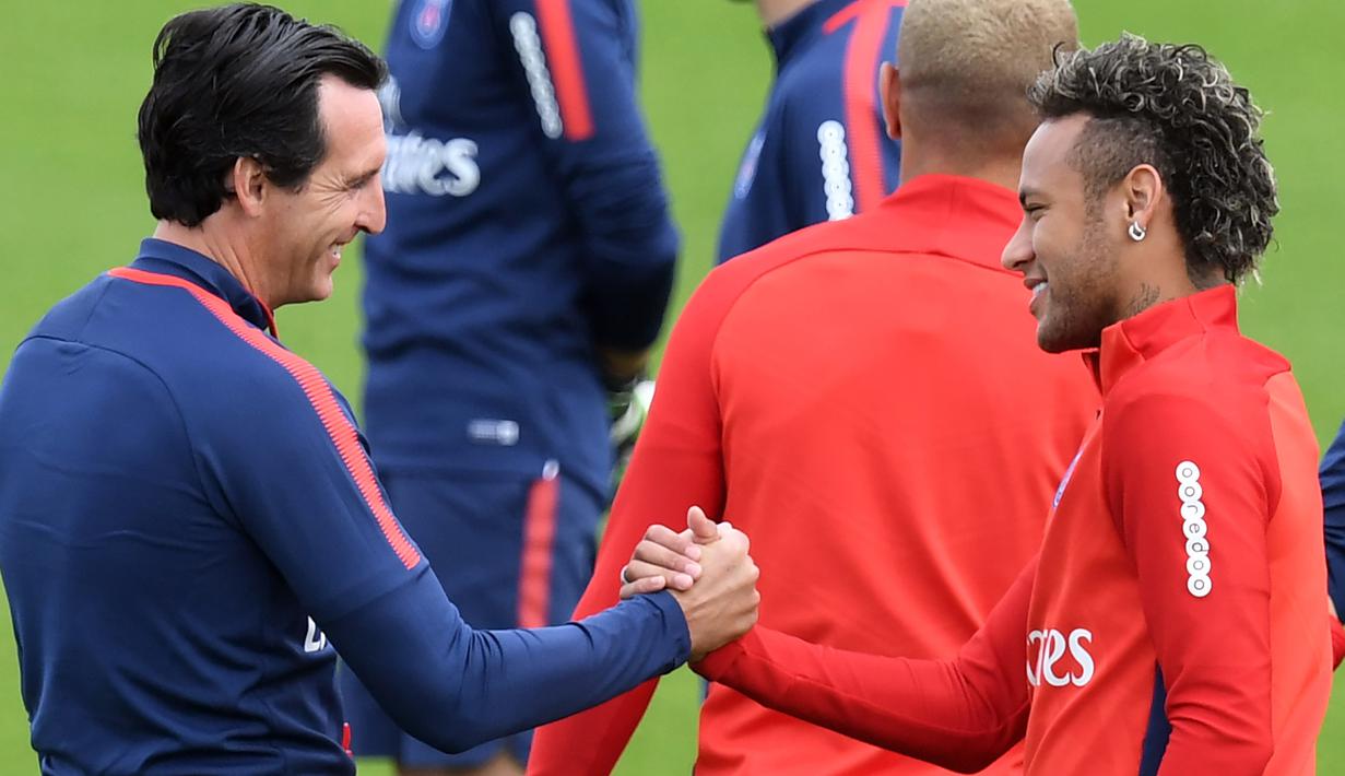 Ekspresi Neymar (kanan) saat bersalaman dengan pelatih PSG, Unai Emery  pada sesi latihan di Camp des Loges, Paris, (11/8/2017). PSG akan mengawali Liga 1 Prancis melawan Guingamp. (AFP/Alain Jocard)