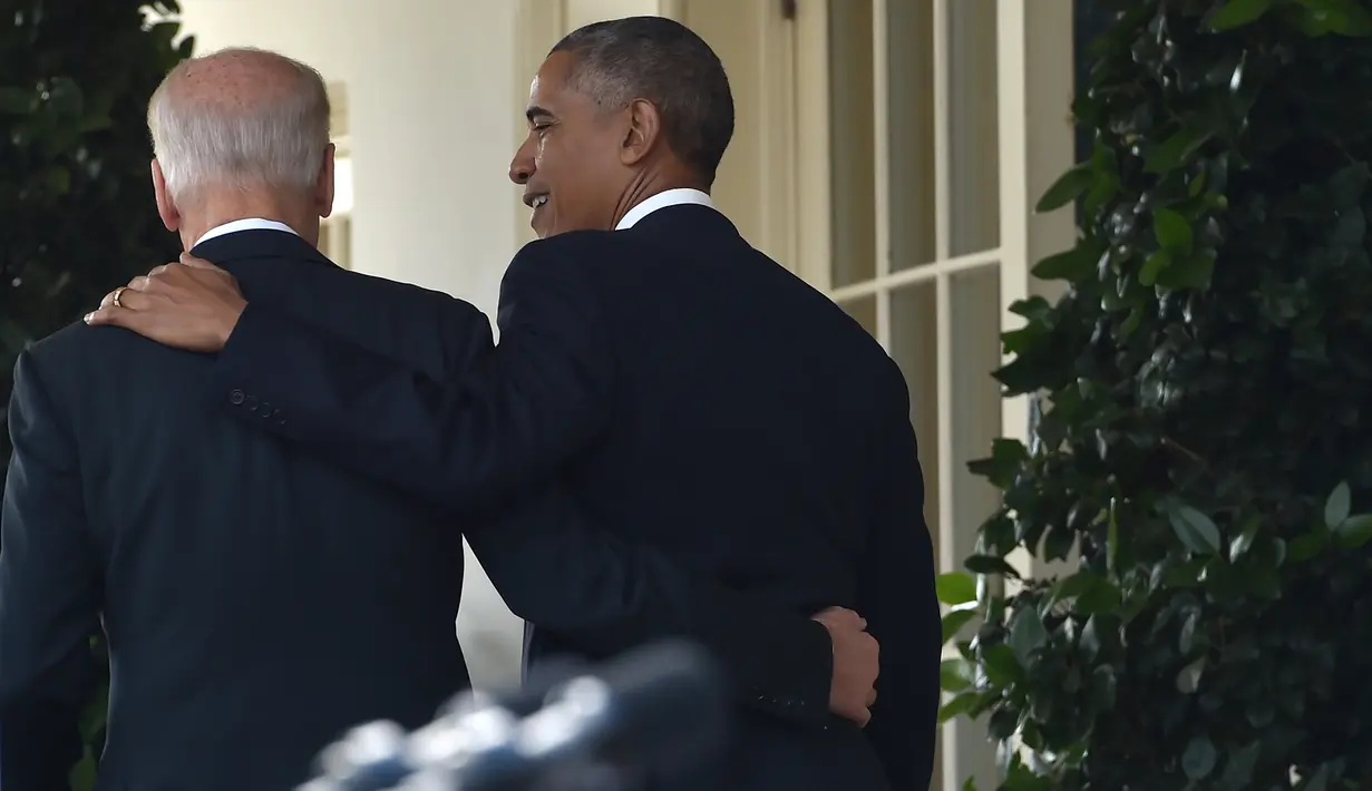 Presiden AS Barack Obama didampingi Wapres AS, Joe Biden berjalan usai meberikan pidato kemenangan capres dari Partai Republik, Donald Trump di Pilpres AS di Gedung Putih, Washington, DC (9/11).  (AFP PHOTO/Nicholas Kamm)