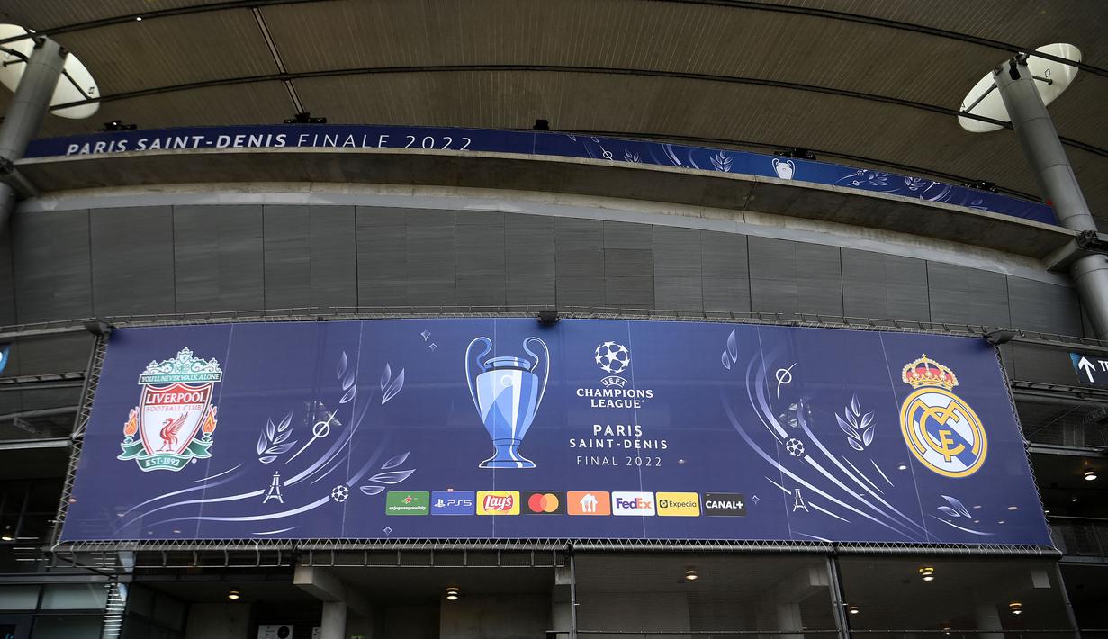 Papan bertuliskan laga final Liga Champions 2022 antara Liverpool melawan Real Madrid yang terpasang di Stade de France, Saint-Denis, pada 24 Mei 2022 waktu setempat. Dalam waktu 48 jam, rumput baru yang ditanam di luar Barcelona, dipasang di Stade de France untuk pertandingan final Liga Champions antara Real Madrid dan Liverpool yang dijadwalkan berlangsung pada 28 Mei 2022. (AFP/Franck Fife)