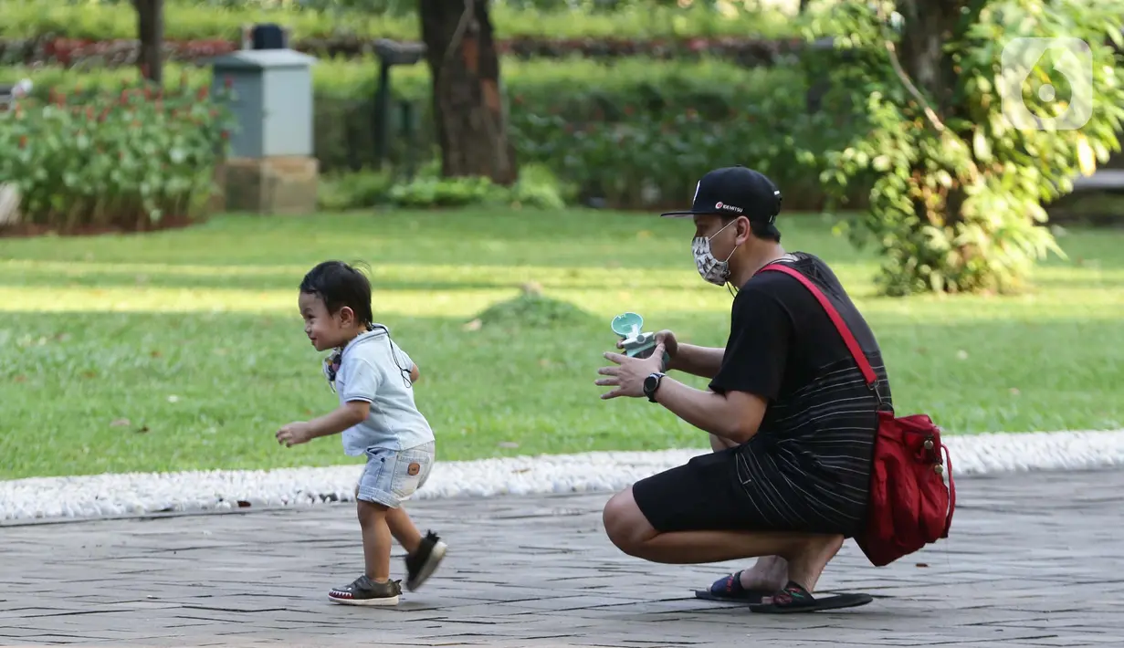 Warga menikmati kembali suasana ruang terbuka hijau Taman Suropati, Jakarta, Sabtu (23/10/2021). Pemerintah Provinsi DKI Jakarta kembali membuka 59 Ruang Terbuka Hijau (RTH) yang ditutup karena pandemi Covid-19. (Liputan6.com/Helmi Fithriansyah)