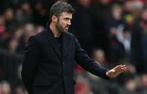 Pelatih interim Manchester United asal Inggris, Michael Carrick, memberi isyarat kepada para pemain selama pertandingan Liga Inggris antara Manchester United dan Fulham di Old Trafford di Manchester, barat laut Inggris, pada 1 Februari 2026. (Paul ELLIS/AFP)