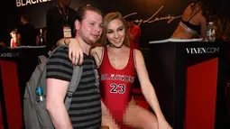 Joey Evers (kiri) dari Belanda berpose dengan aktris porno Kendra Sunderland saat AVN Adult Entertainment Expo 2018 di Hard Rock Hotel and Casino Las Vegas, Nevada, Amerika Serikat, Rabu (24/1). (Ethan Miller/Getty Images/AFP
