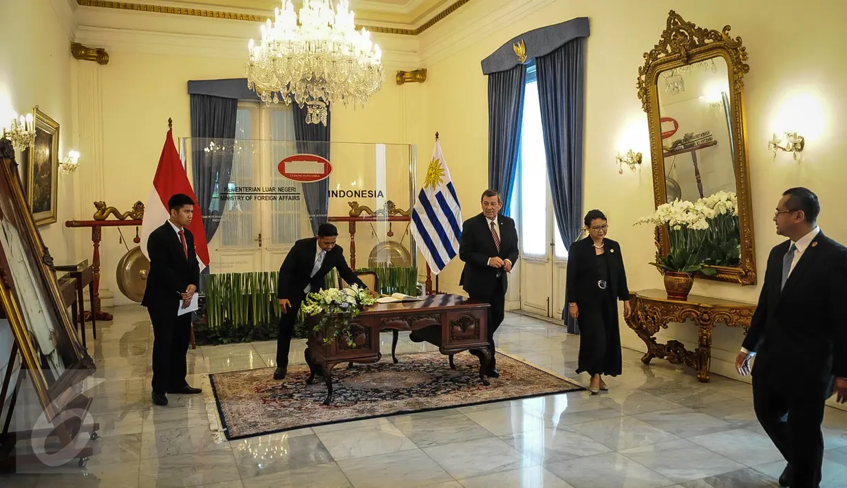 Menlu RI Retno Marsudi menerima kunjungan Menlu Uruguay Rodolfo Nin Novoa di Gedung Pancasila, Jakarta, (11/10). Kedua Menlu melakukan pertemuan bilateral terkait pemberian fasilitas bebas visa kunjungan bagi WNI ke Uruguay. (Liputan6.com/Faizal Fanani)
