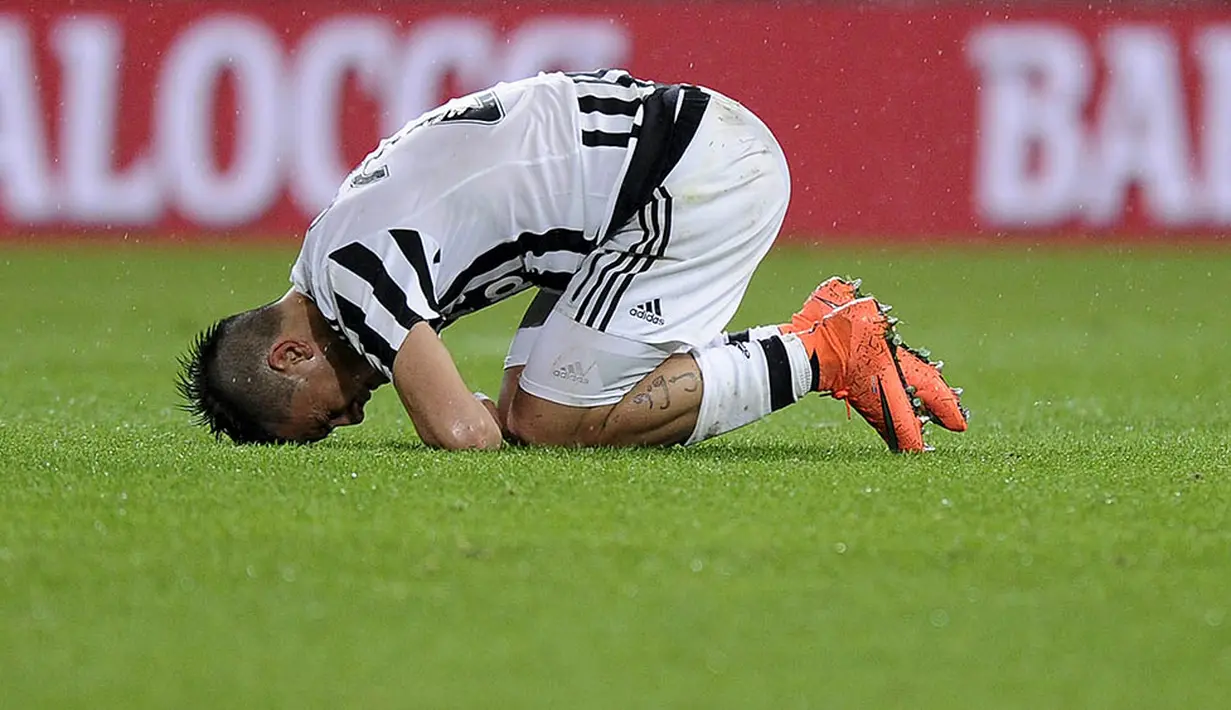 Striker Juventus, Paulo Dybala, tampak kesakitan saat laga melawan Inter Milan. Wonderkid asal Argentina itu diganti oleh Alvaro Morata pada menit ke-82. (Reuters/Giorgio Perottino)