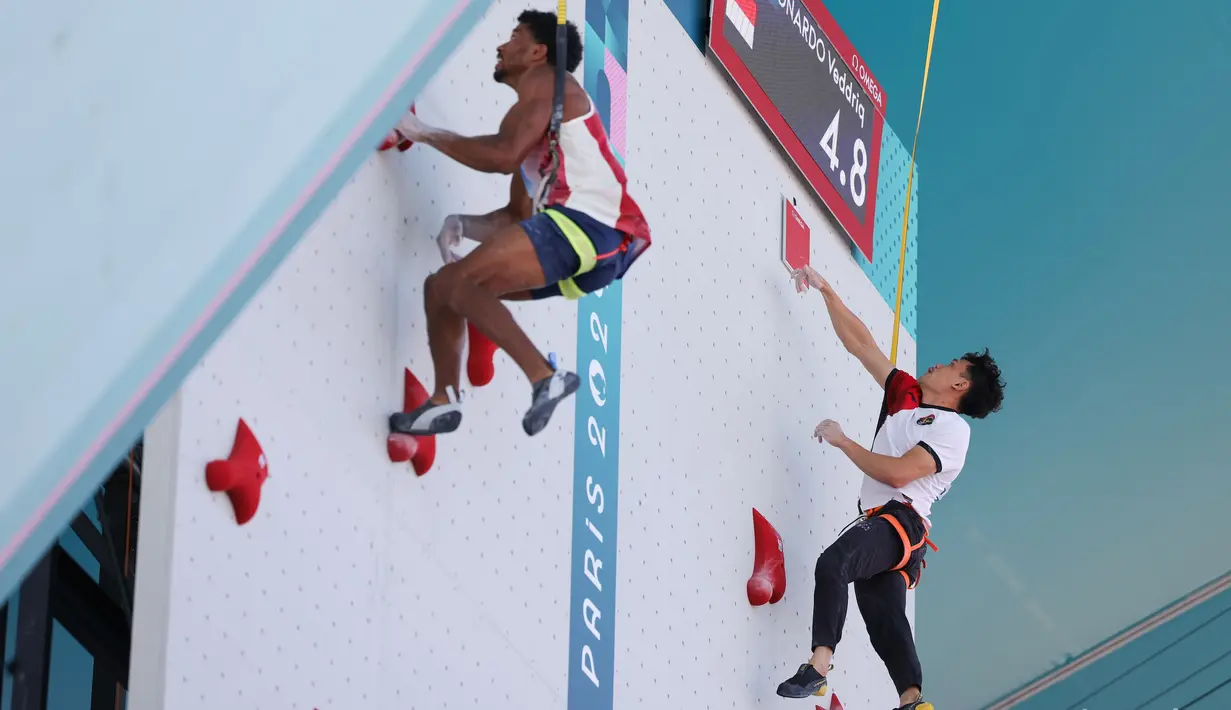Atlet panjat tebing Indonesia, Veddriq Leonardo (kanan) berhasil mengungguli lawannya asal Prancis, Bassa Mawem pada babak kualifikasi cabor panjat tebing nomor speed putra Olimpiade Paris 2024 di Le Bourget Climbing Venue, Paris, Selasa (6/8/2024). (Dok. NOC Indonesia)