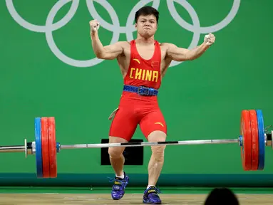 Reaksi Lifter Tiongkok, Long Qingquan setelah berhasil mengangkat beban pada cabang angkat besi putra selama Olimpiade Rio 2016 di Rio de Janeiro, Brasil, Minggu (7/8). Long memecahkan rekor dunia usai menyabet medali emas. (REUTERS/Stoyan Nenov)