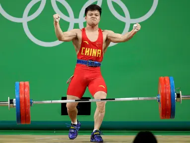 Reaksi Lifter Tiongkok, Long Qingquan setelah berhasil mengangkat beban pada cabang angkat besi putra selama Olimpiade Rio 2016 di Rio de Janeiro, Brasil, Minggu (7/8). Long memecahkan rekor dunia usai menyabet medali emas. (REUTERS/Stoyan Nenov)