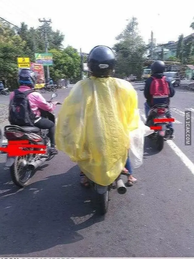 6 Potret Orang Pakai Jas Hujan Sampai Motornya Tertutup Ini Bikin Tepuk Jidat